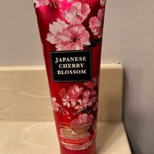 Bath & Body Works Japanese Cherry Blossom Body Cream - Red